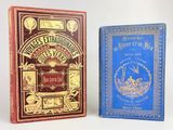deux livres sont posés côte à côte sur une surface blanche
