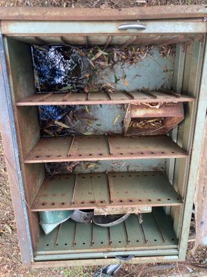 une vieille armoire métallique contenant tout un tas d'objets
