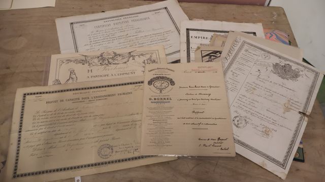 Diplômes (1892), vieux papiers (passeport, emprunt), gravures