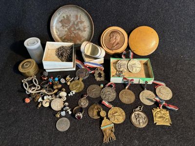 un tas de médailles et d'autres objets posés sur une surface noire