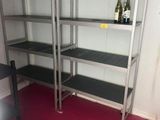 une étagère sur laquelle sont posées des bouteilles de vin, dans un coin de la pièce