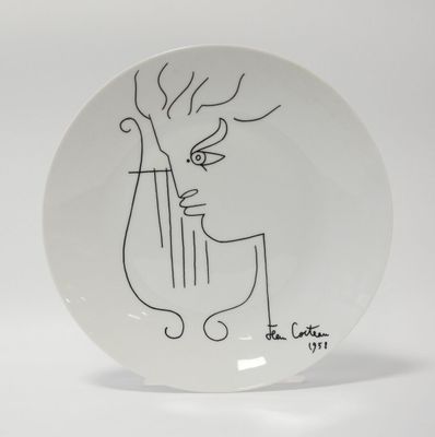 une assiette blanche sur laquelle est dessiné le visage d'une femme