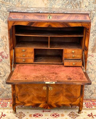 Secrétaire à doucine d'époque Louis XV en bois de placage. I…