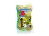 un gros plan sur un sachet de graines pour oiseaux sur fond blanc