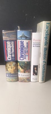 Plusieurs livres sont alignés les uns à côté des autres sur une étagère