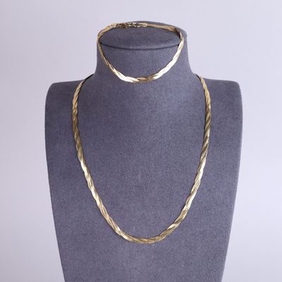 gros plan d'un mannequin portant un collier