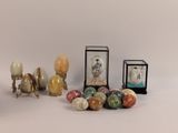 un petit groupe de figurines assises les unes à côté des autres