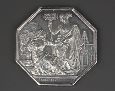 une pièce d'argent à l'effigie d'une femme et d'un enfant