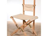 une image représentant une chaise en bois sur laquelle est posé un sac à dos