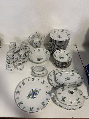 beaucoup d'assiettes et de tasses sur la table