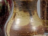 de nombreux types de vases différents posés sur une table