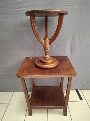 Réunion d'une table et d'un guéridon en bois vernis.
