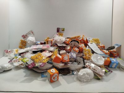 une pile de nourriture posée sur un plan de travail