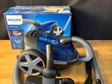 l'aspirateur est posé sur la table, à côté de sa boîte