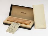 une boîte contenant un stylo et un porte-cartes