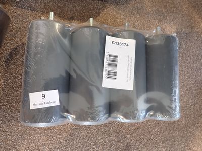 trois rouleaux d'encre noire posés sur une table