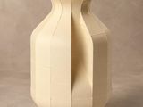un vase blanc posé sur une table