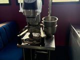 une table sur laquelle se trouvent un mixeur et un saladier, dans une pièce