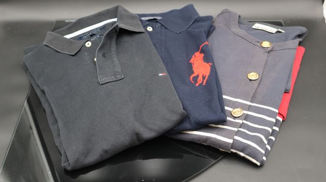RALPH LAUREN – Polo en coton noir ; Pierre CARDIN – Gilet rayé en...