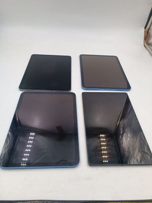 trois téléphones portables posés les uns à côté des autres sur une table