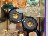 de nombreux parfums différents dans un récipient en métal posé sur une table