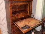 an old piano in the corner of a room