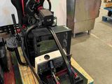 un simulateur de course automobile posé sur une palette dans un entrepôt
