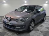 la voiture grise est garée dans le garage sur le sol en damier