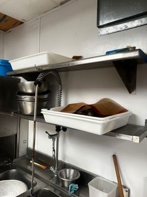 un homme debout dans une cuisine en train de préparer un repas