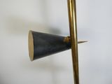l'image d'une lampe posée sur une table