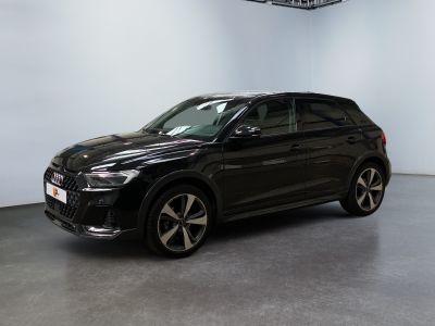 un SUV Volkswagen noir garé dans une grande pièce
