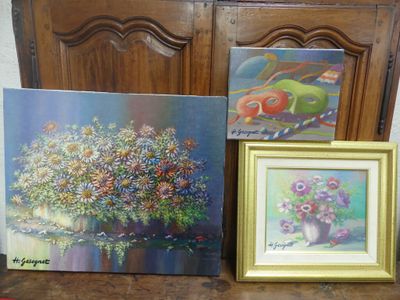 trois tableaux représentant des fleurs, posés côte à côte sur la table