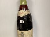 une bouteille de vin posée sur une table