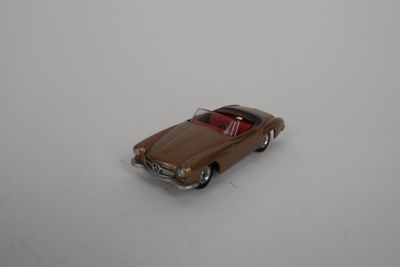 une voiture jouet posée sur une surface blanche