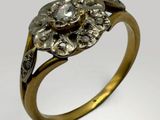 un gros plan d'une bague en or sertie d'un diamant au centre