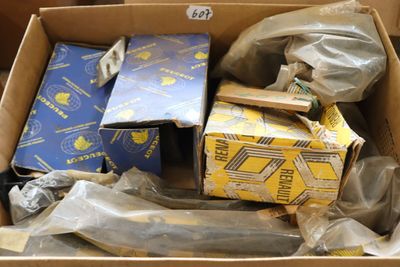 un carton rempli de boîtes contenant divers types d'objets