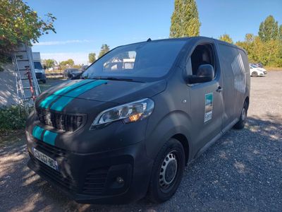 une camionnette noire avec une bande verte garée sur un parking