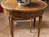 une petite table sur laquelle est posé un bol