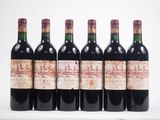 six bouteilles de vin sont alignées sur une table