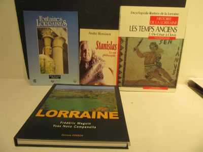 trois livres posés sur une table