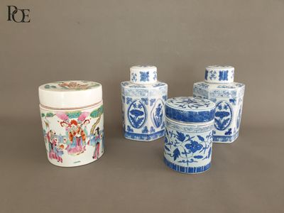 Ensemble de quatre pots couverts en porcelaine comprenant : …