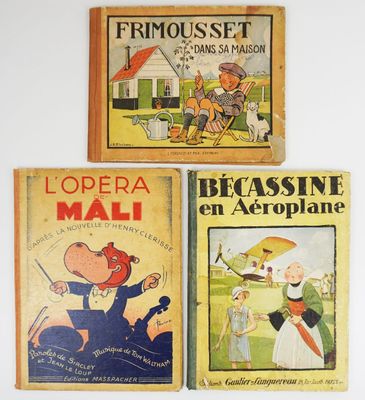 quatre livres pour enfants sont alignés sur une surface blanche