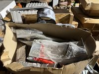 Quatre palettes de quincaillerie + support + grilles habilla… (photo 2)