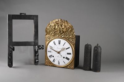une horloge posée à côté d'une chaise