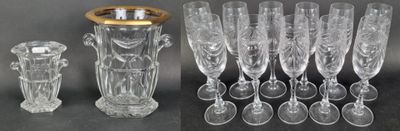 un grand nombre de verres à vin posés sur une table