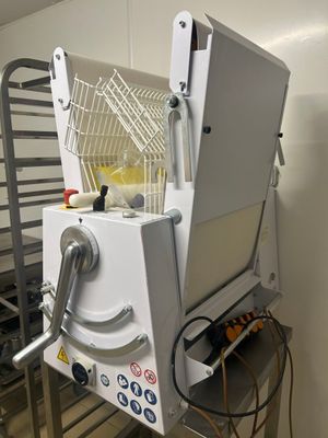 une machine qui se trouve sur une étagère dans une pièce