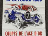 affiche représentant une voiture de course vintage roulant sur un circuit, avec d'autres voitures en arrière-plan