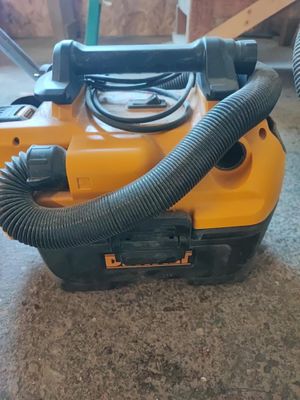 un aspirateur posé par terre