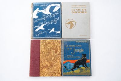 plusieurs livres sont alignés sur une surface blanche