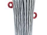 Vase rayé noir et blanc avec des anses rouges sur fond blanc